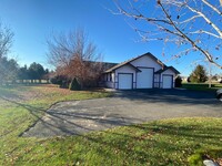 Building Photo - 2 Bed, 2 Bath Duplex Near Town with Countr...