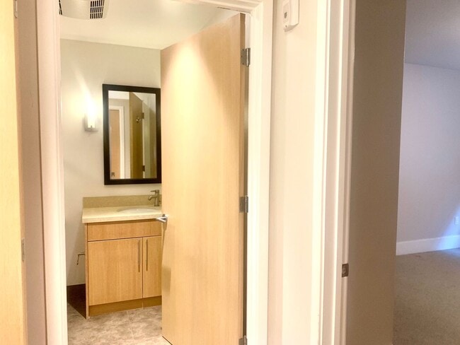 Building Photo - Spacious Centrally Located 1 bed + Den/ 1....