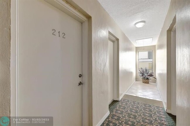 Building Photo - 2400 NE 33rd Ave