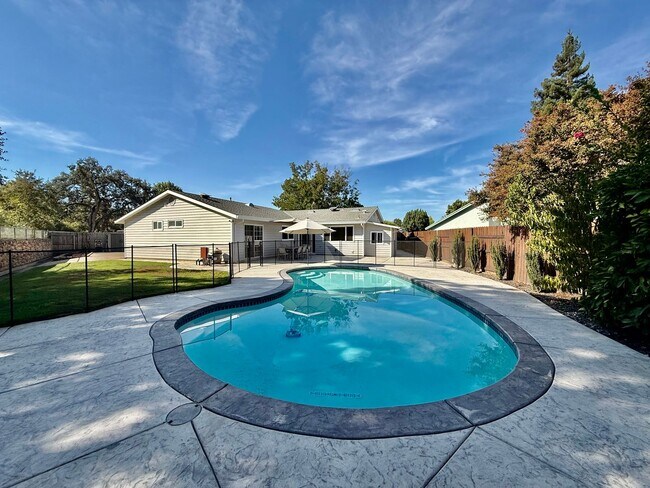 Building Photo - 310 Creekside Ct