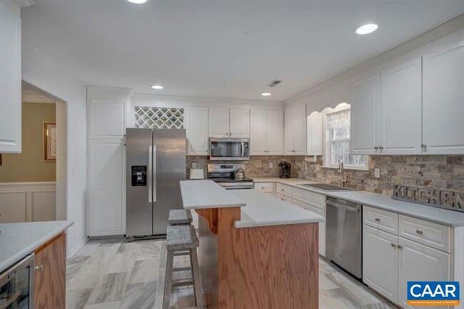 Building Photo - 1150 River Oaks Ln