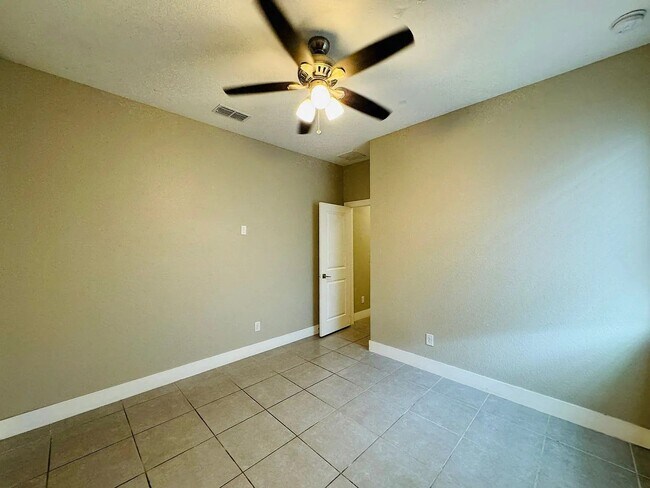 Building Photo - Beautiful New 3-Bedroom Home with Spacious Layout & 2-Car Garage in Poinciana Villages