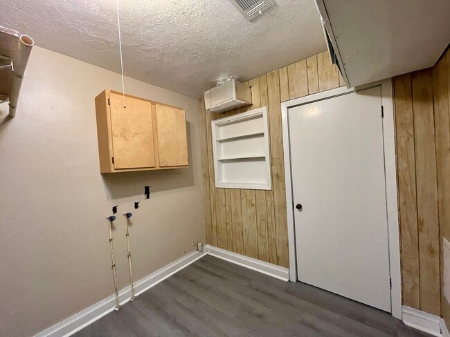 Building Photo - 5267 Sunset Ave