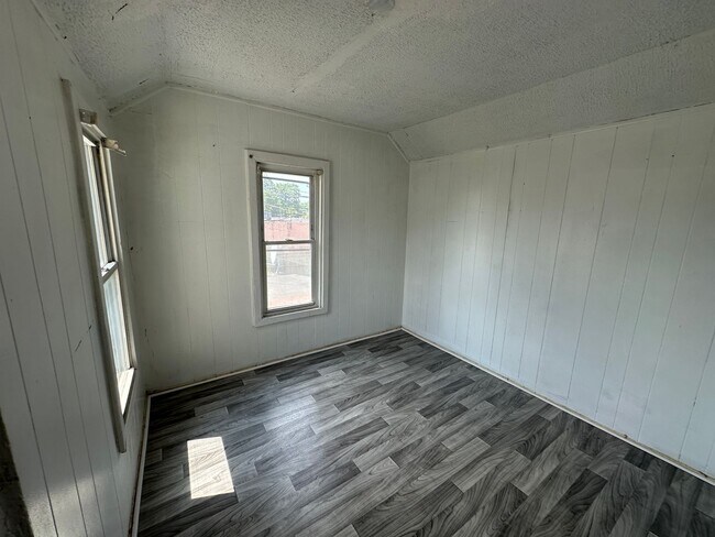 Building Photo - 1065 Caulfield Ave SW
