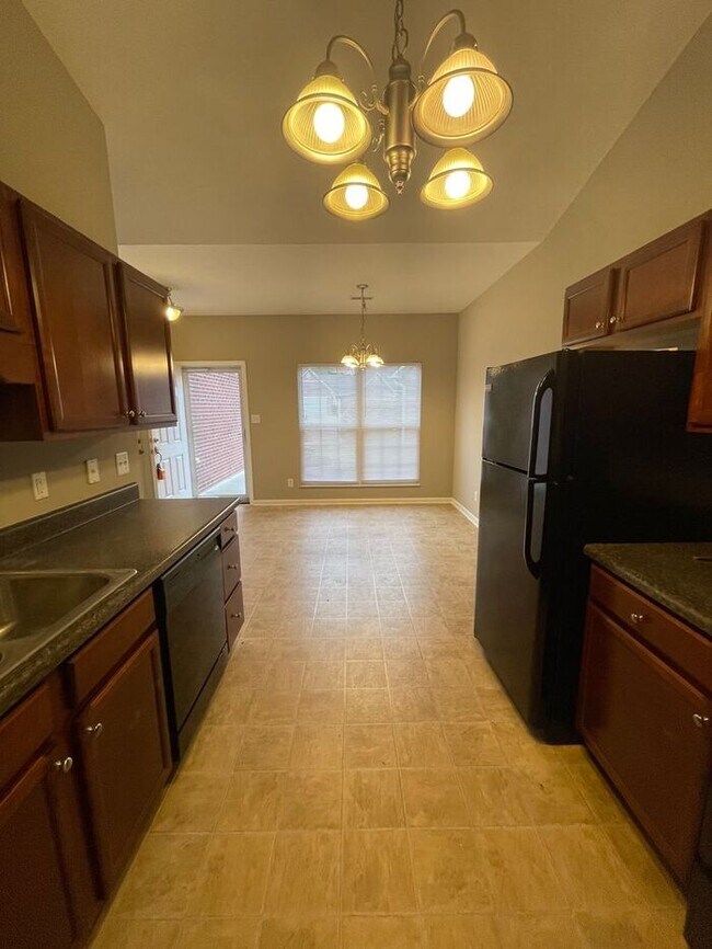 Building Photo - 2 bed, 2 bath, 2 car garage ranch style home in N. Knoxville