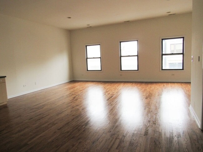 Building Photo - 2 Bed in Prime Logan Square