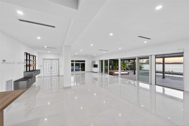 Building Photo - 1101 S Shore Dr