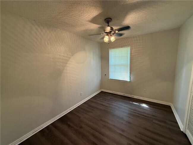 Building Photo - 1308 Charmaine Cir