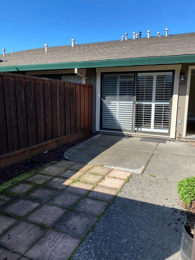 Building Photo - 2 bedroom/1 bath with garage in Rohnert Park