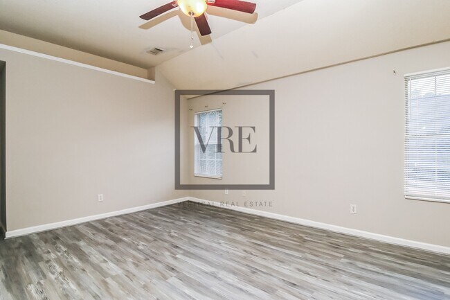Building Photo - 6517 Chestnut Lake Crossing