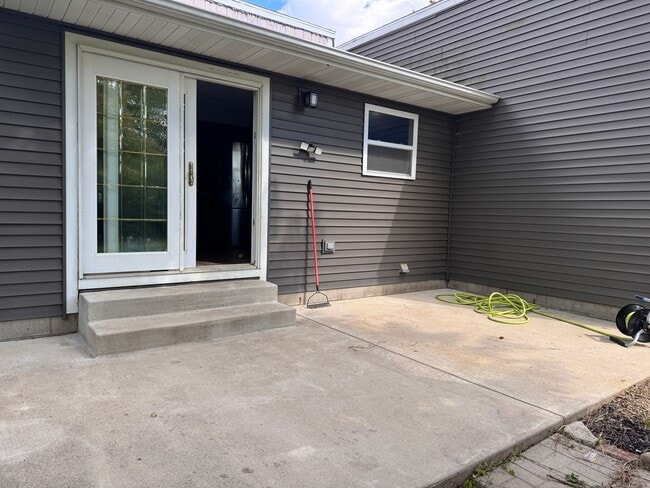 Building Photo - Beautiful ranch house on quite street with...