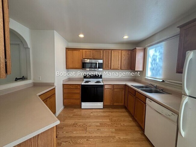 Building Photo - 217 Meadowood Ct