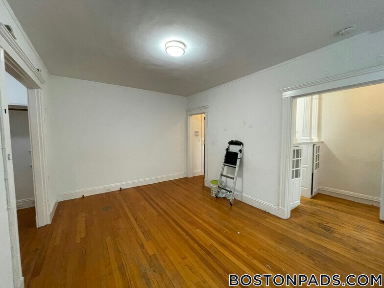 Building Photo - 170 Maple St