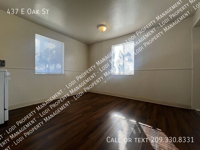 Building Photo - 437 E Oak St