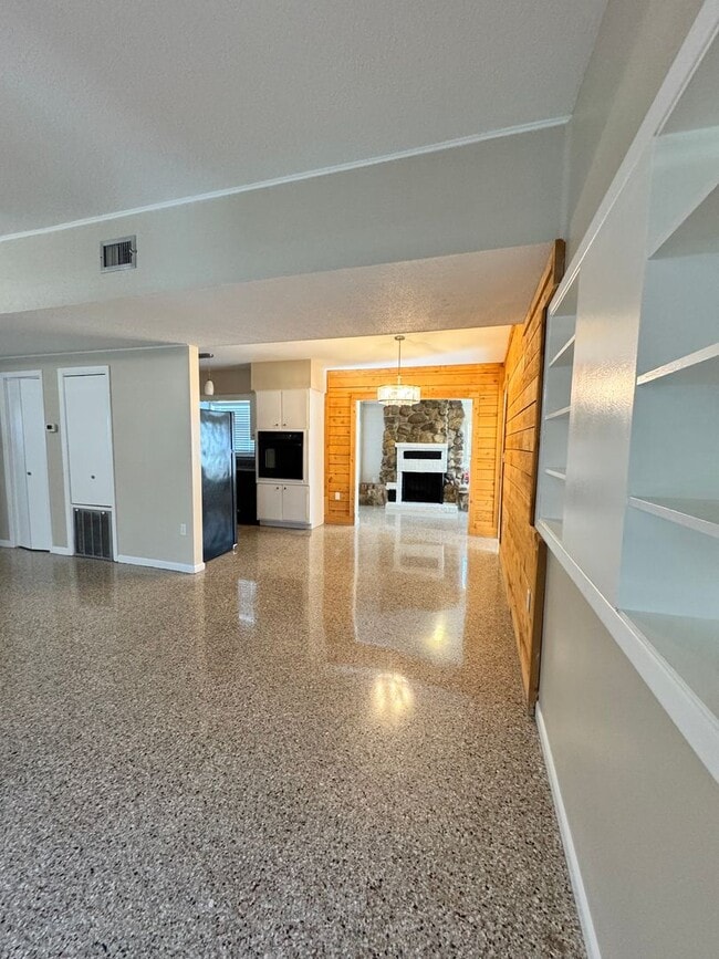 Building Photo - 813 Center Ln