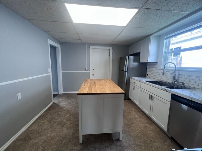Building Photo - Two Bedroom Home - NE Side of Grand Rapids!
