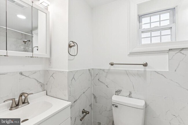 Building Photo - 807 N 42nd St