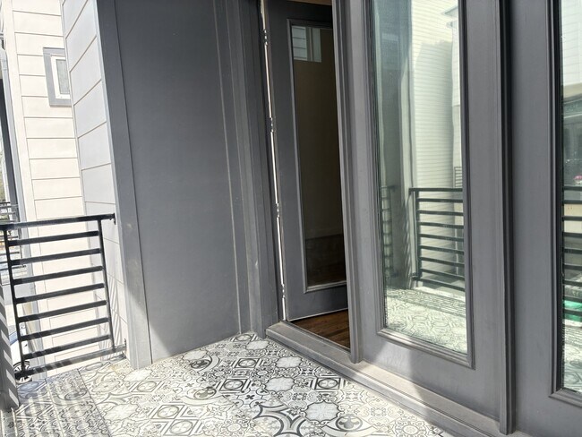 Building Photo - 1535 W 24th St