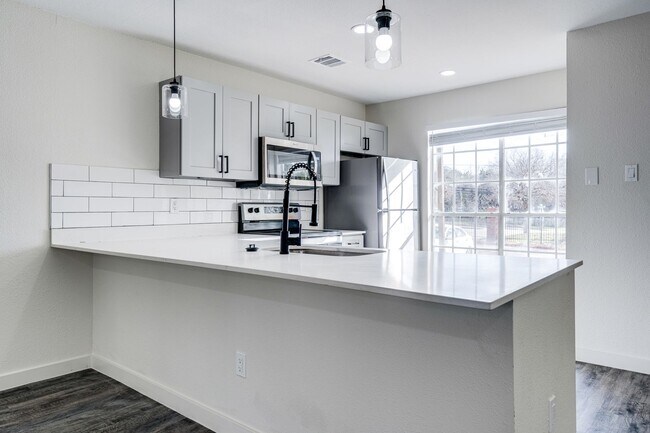 Building Photo - RIVER CROSSING ATX - 2BD/2.5BA - TOWNHOUSE - NEAR DOWNTOWN - NEW INTERIOR - $1495