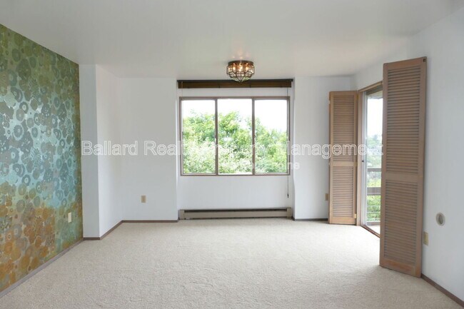 Building Photo - 3402 37th Ave W