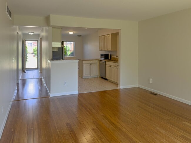 Building Photo - Move-In Ready Ranch Condo with Basement & Prime Location
