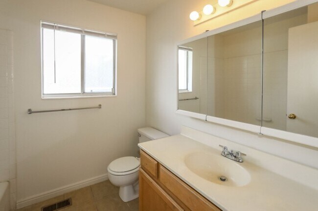 Building Photo - 3 Bedroom / 2 Bath Home in Bountiful!