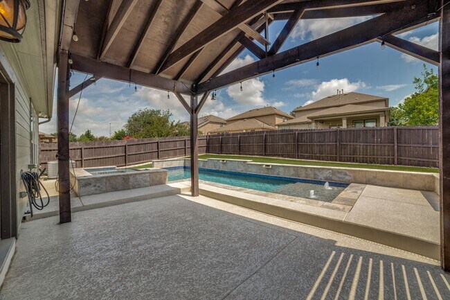 Building Photo - GORGEOUS 3-BEDROOM HOME WITH SPARKLING POOL