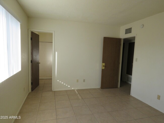 Building Photo - 1233 Terra Dr