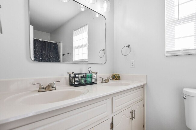 Building Photo - Pet Friendly Three Bedroom!