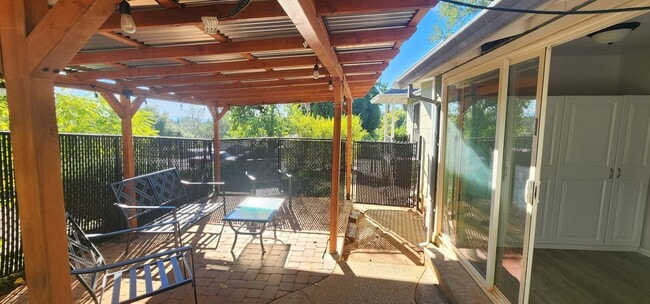 Building Photo - $500 MOVE-IN CREDIT! Updated Home with lots of Extras!