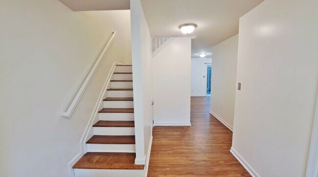 Building Photo - 3 Bed / 2-1/2 Bath Single Family Townhome with 1-Car Garage
