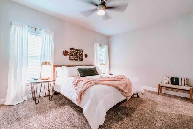 Building Photo - 406 NW Retreat Ln