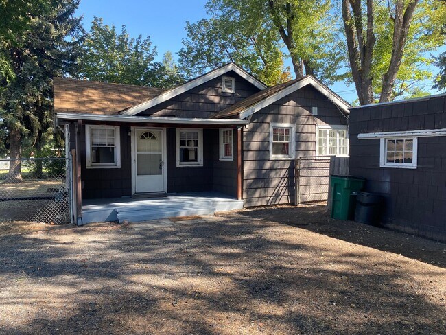 Building Photo - Charming 2bdrm 1 bath house with garage and fenced yard