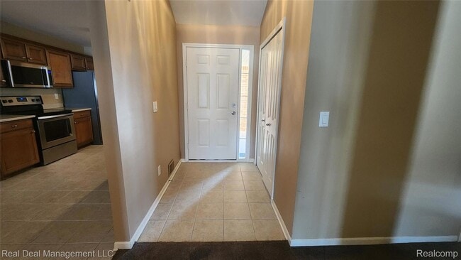 Building Photo - 6146 Lone Oak Cir