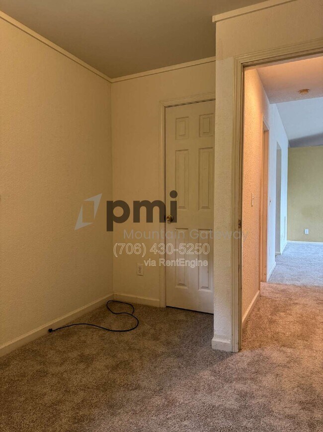 Building Photo - 131 Primrose Dr