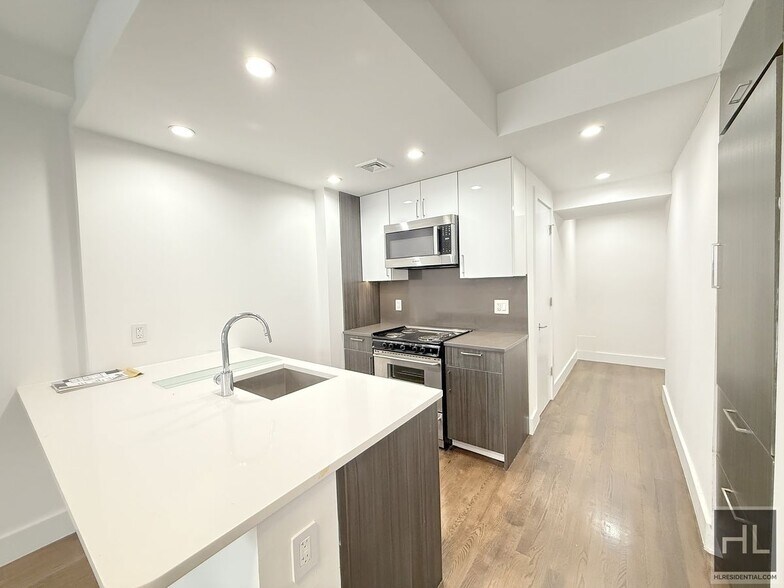 Building Photo - RENT STABILIZE  1 BED 2BATH with washer and dryer - WEST END AVENUE