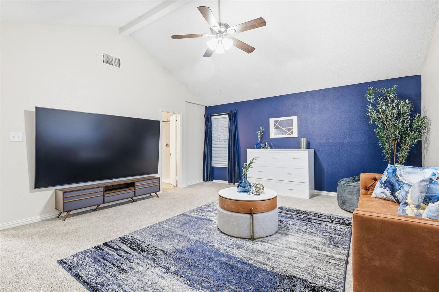 Building Photo - 2 St Charles Pl