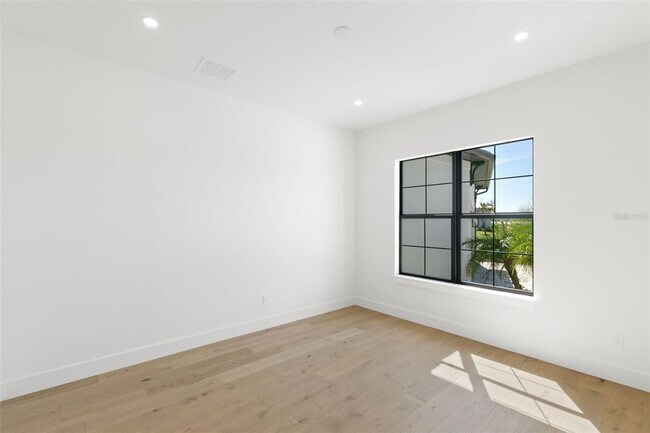 Building Photo - 1810 4th St E