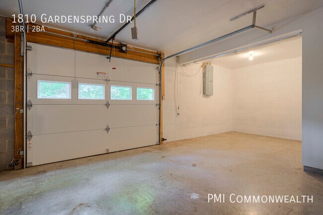 Building Photo - 3 Bed / 2 Bath Single Family (Available 7/...