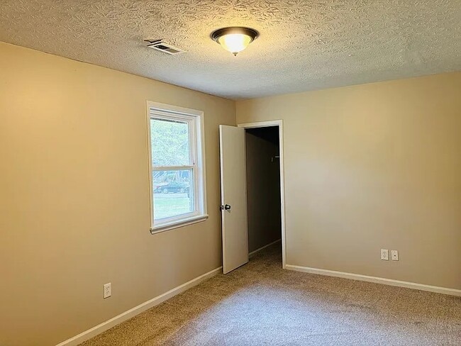 Building Photo - 42 Westgate Park Ln