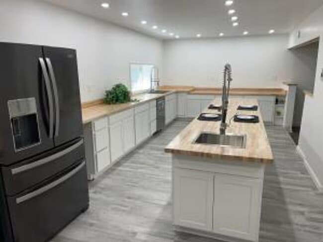Building Photo - A Getaway Near the Lake- 3 Bedroom, 2 Bath...