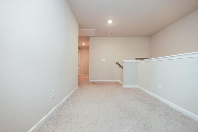 Building Photo - 317 Pinewood Dr