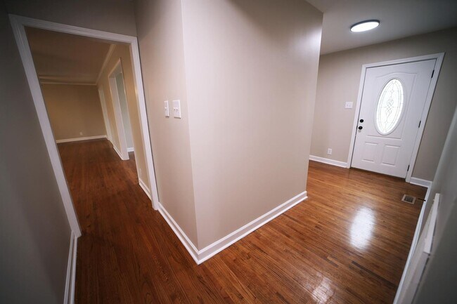 Building Photo - Charming Single-Story Home on a Spacious L...
