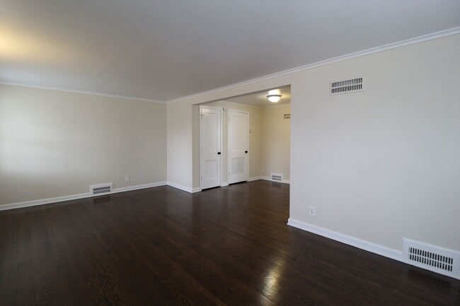 Building Photo - December 2025 FREE On This One Bedroom Duplex in North Kansas City