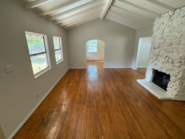 Building Photo - Cozy Home for rent in Valley Village