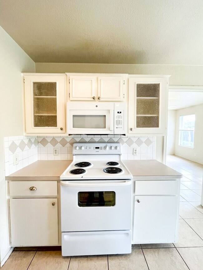 Building Photo - Available NOW!!!! Gorgeous 4 bedroom, 2 ba...