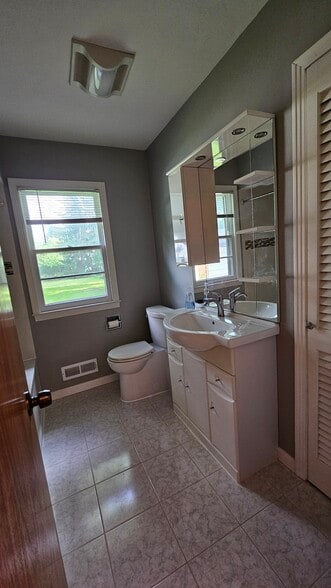 Main bathroom - 2164 Westfall Rd