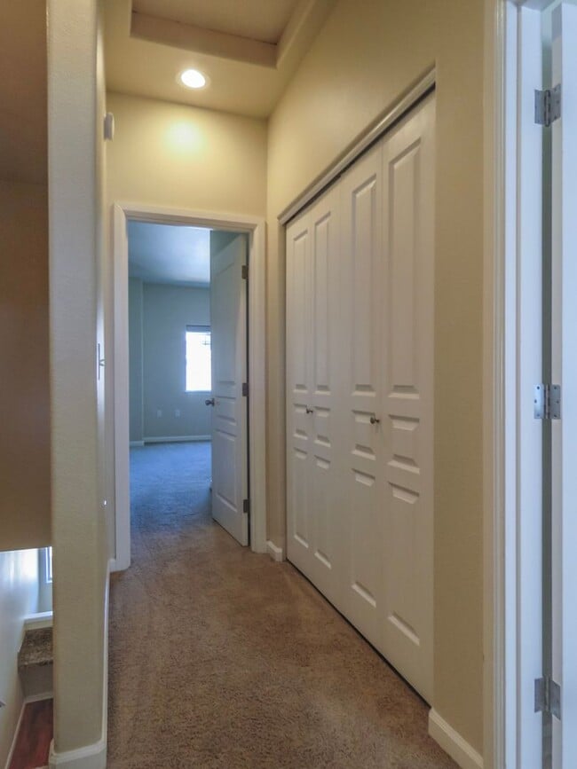 Building Photo - **No Rent Until February!! 2 Bedroom Townhome Available Now  !! Inquire today for tour !