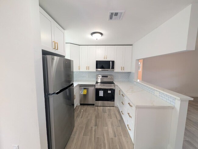 Building Photo - Bright & Updated Rental Near Downtown Fort Lauderdale