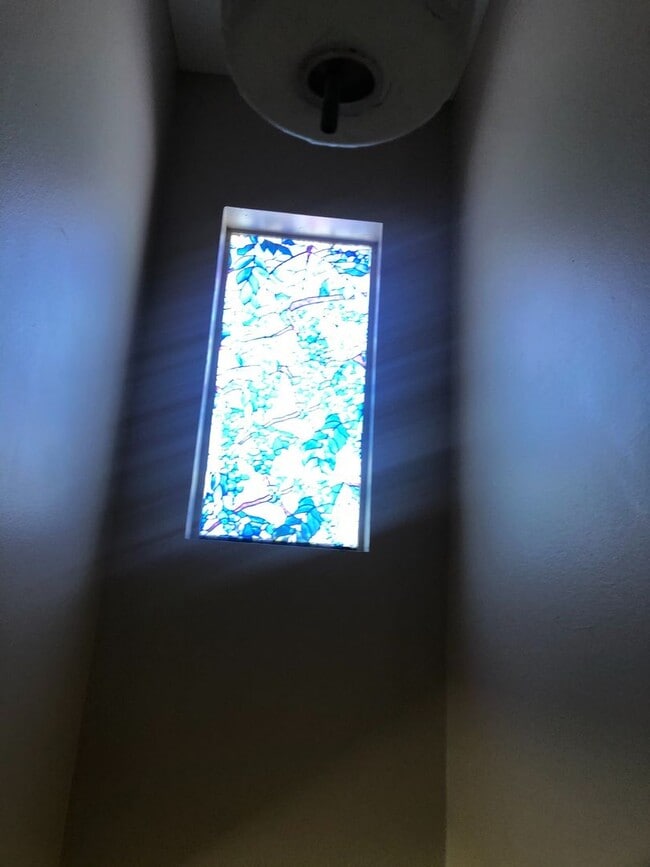 Building Photo - This Townhouse is located minutes from the freeway!